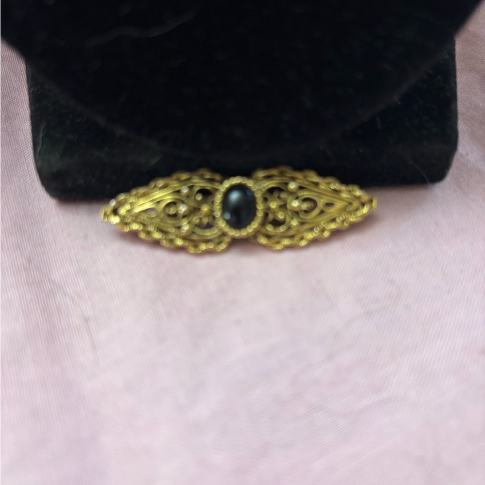 Vin Victorian 2” Goldtone and Black stone Bar Brooch